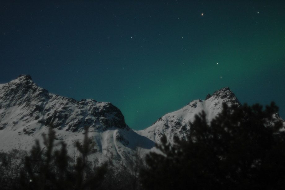 Noorderlicht boven een besneeuwd landschap in de poolnacht