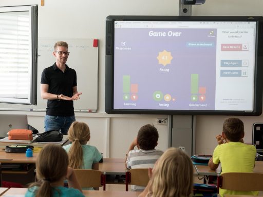 Een begeleider geeft gerichte feedback aan een student na een presentatie in een klaslokaal