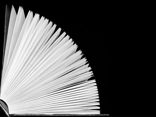 Opengeslagen oude geschiedenisboeken op een houten bibliotheektafel