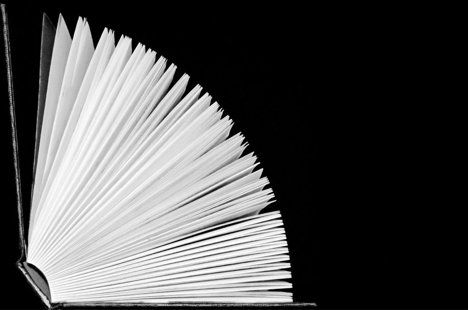 Opengeslagen oude geschiedenisboeken op een houten bibliotheektafel